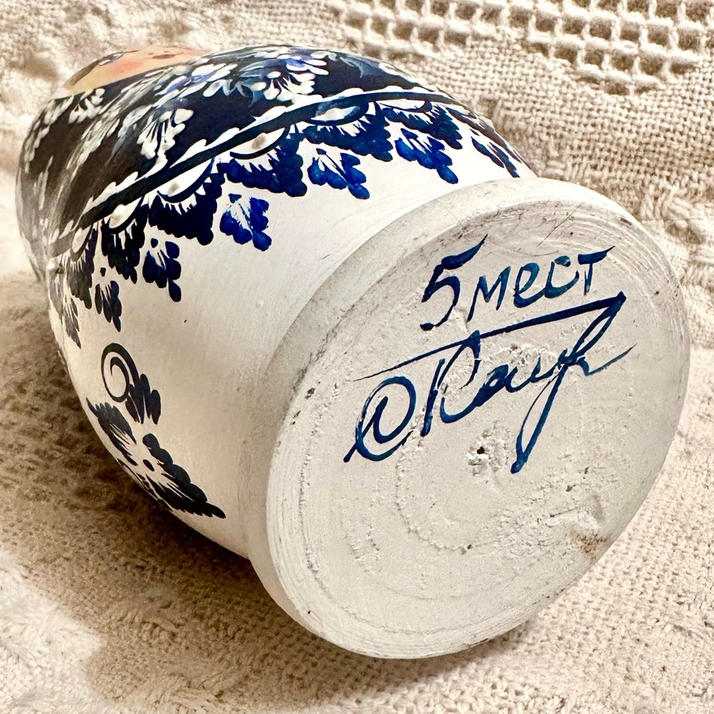Matryoshka  Russian Nesting Wooden Doll 5 Piece🤚🏽Painted🔵⚪️Signed 6.5 in - Picture 10 of 15